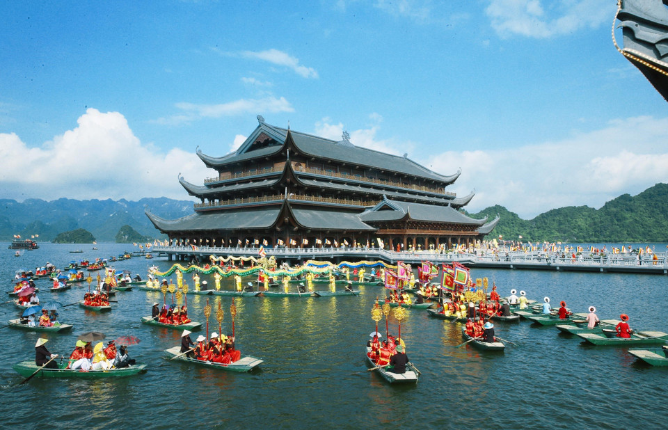 三祝湖上的传统艺术表演活动。越通社记者 林庆 摄