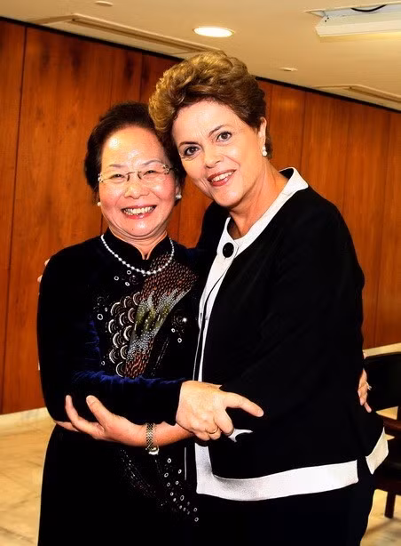 在出席在巴西举行的第25届全球妇女峰会期间，越南国家副主席阮氏缘于2015年5月15日会见巴西总统迪尔玛•罗塞夫。越通社记者 统一 摄
