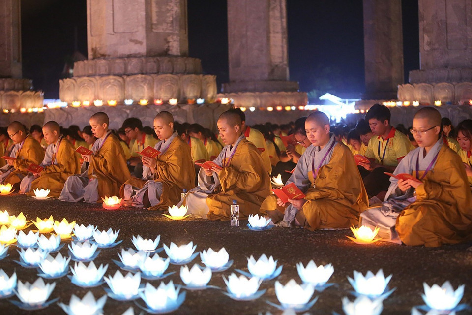 佛教徒们念经祈求世界和平。越通社记者 阳江 摄