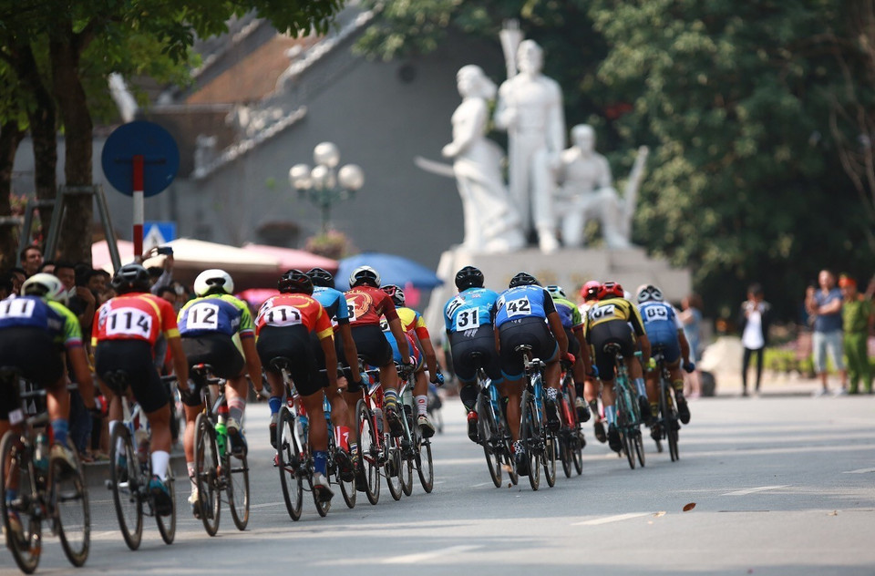 车手们在还剑湖进行比赛。越通社记者 仲达 摄