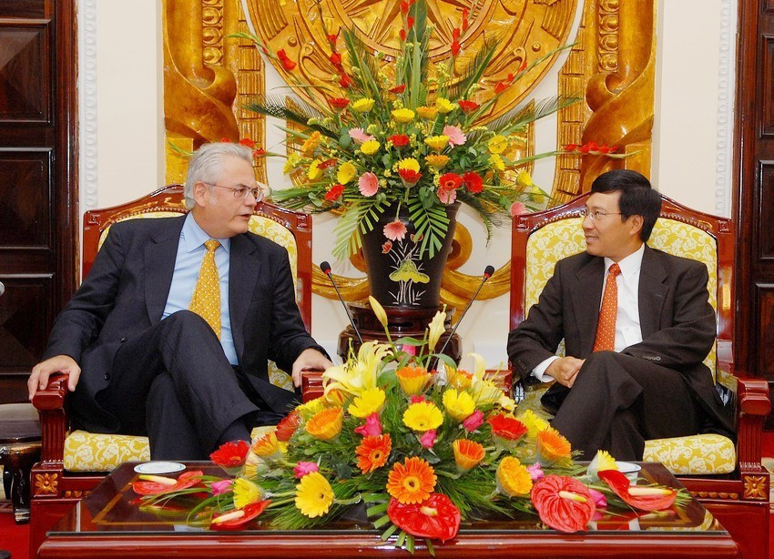 2007年11月23日，政府副总理兼外交部部长范平明会见对越南进行工作访问巴西外交部副部长Roberto Jaguaribe Gomes de Mattos。越通社记者 颜创 摄