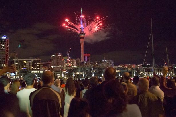 在天空塔举行的盛大焰火表演迎新年（图片来源：Getty）