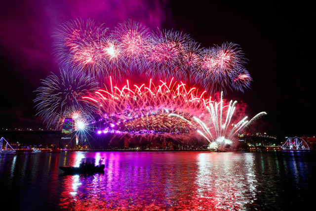 在悉尼举行盛大焰火表演迎新年（图片来源：Twitter）