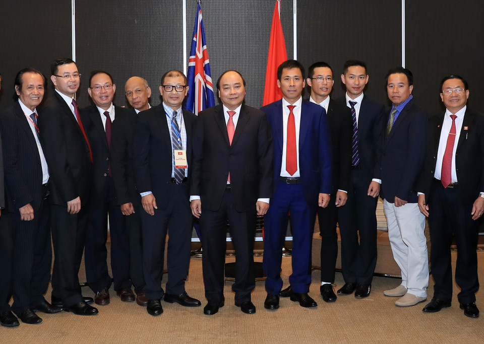 越南政府总理阮春福和澳大利亚越南企业家协会代表合影。越通社记者 统一 摄