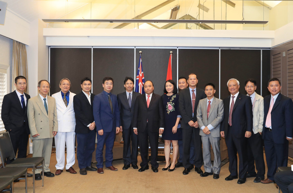 越南政府总理阮春福和昆士兰越南科学家俱乐部代表合影。越通社记者 统一 摄