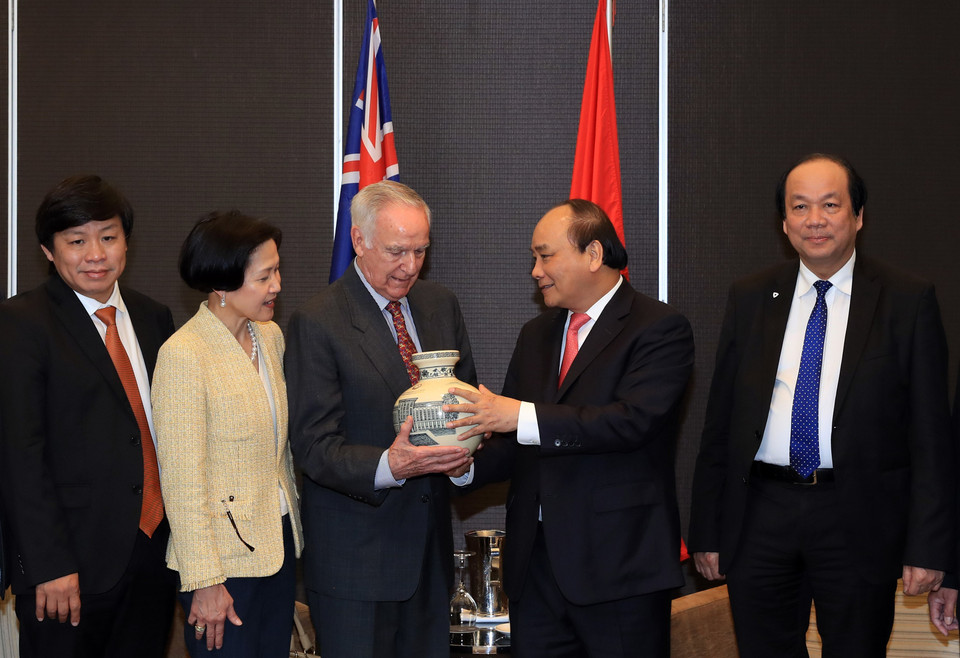 越南政府总理阮春福向美国前任驻越大使皮特·彼得森赠送纪念品。越通社记者 统一 摄