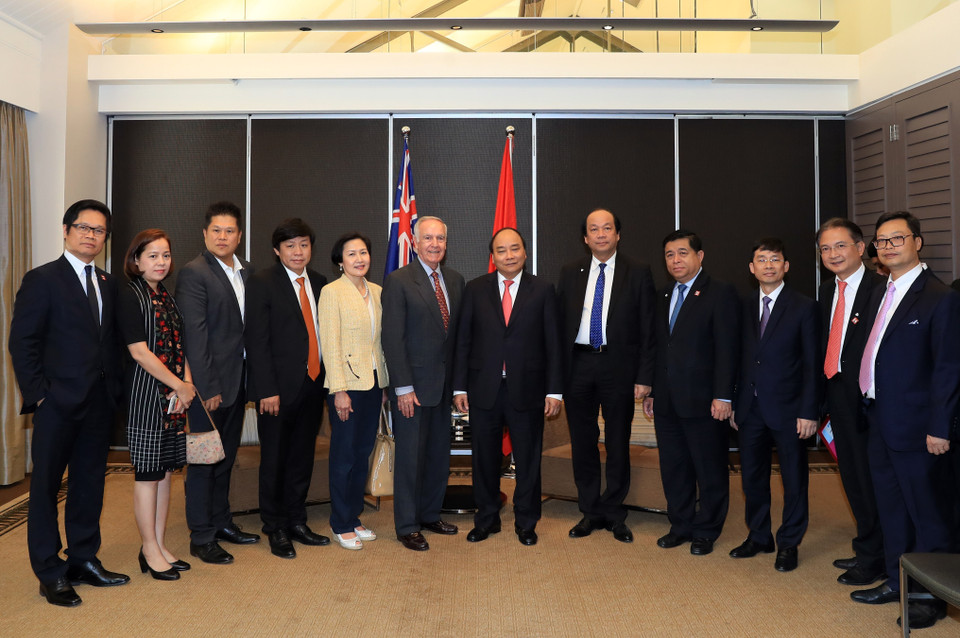 越南政府总理阮春福和美国前任驻越大使皮特·彼得森以及双方代表合影。越通社记者 统一 摄