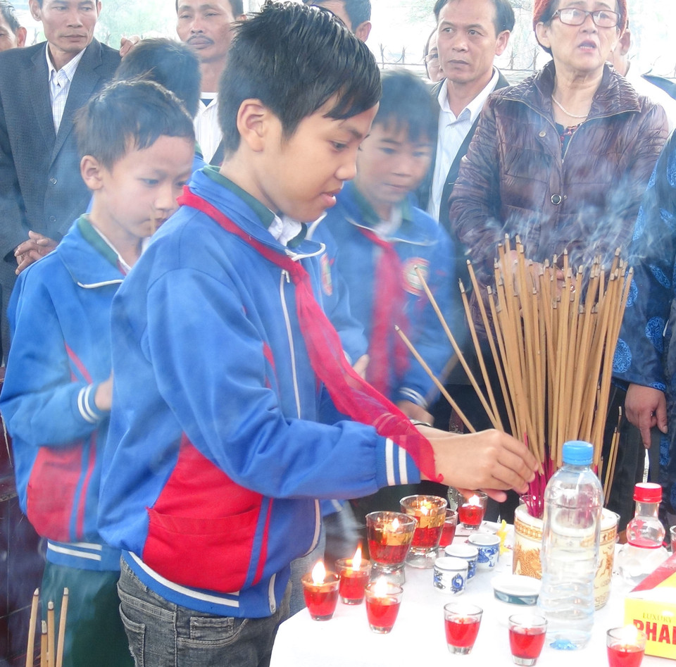 广平省少年儿童向鬼鹿角礁64位英烈敬香。（图片来源：越通社）