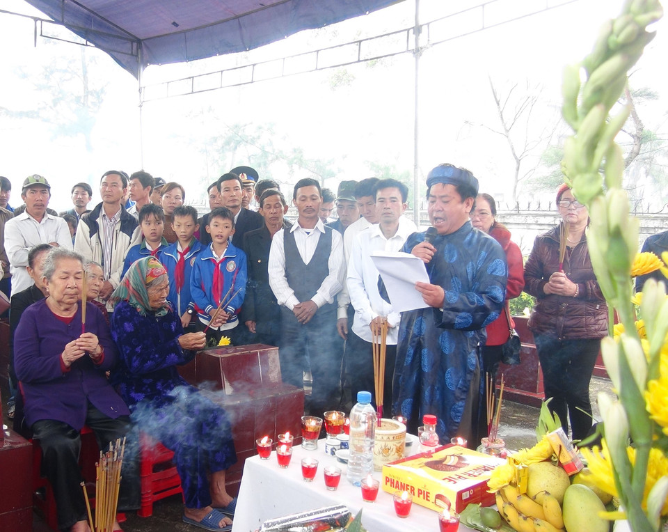 广平省英雄母亲向鬼鹿角礁64位英烈敬香。（图片来源：越通社）