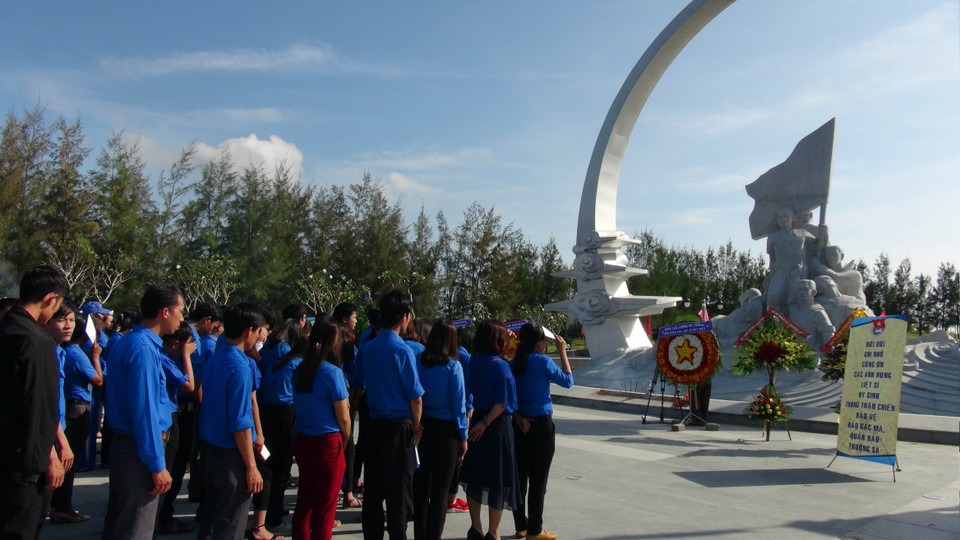 庆和省青年向在越南长沙群岛鬼鹿角礁英勇牺牲的64位海军战士敬香和献上鲜花。（图片来源：越通社）