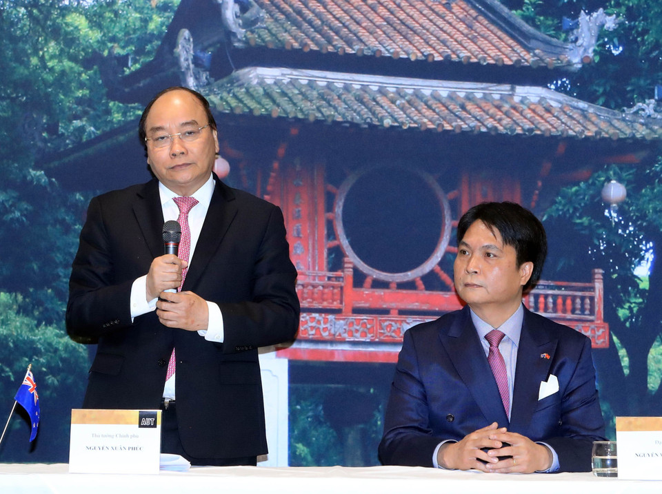 阮春福与越南驻新西兰大使阮越勇。 越通社记者 统一 摄