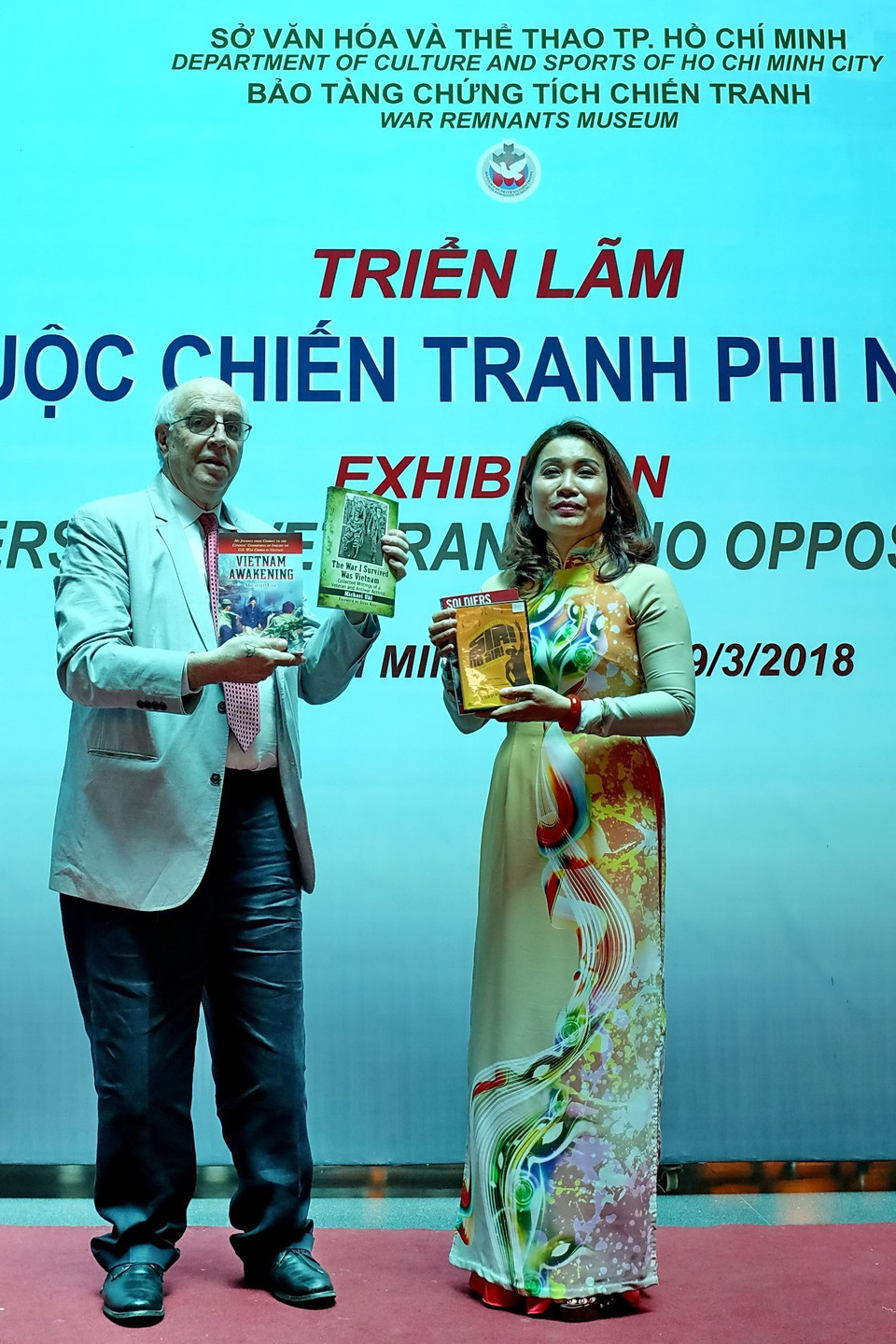 美国老兵向胡志明市战争遗迹博物馆代表赠送有关反对越南战争的历史材料。越通社记者 世英 摄