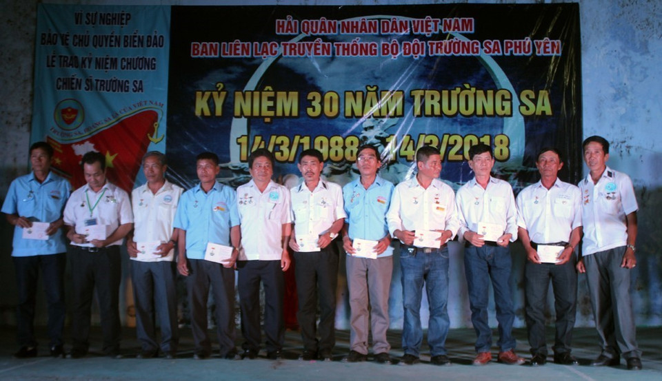 富安省领导向曾经参加长沙群岛保卫战的老兵授予纪念章。（图片来源：越通社）