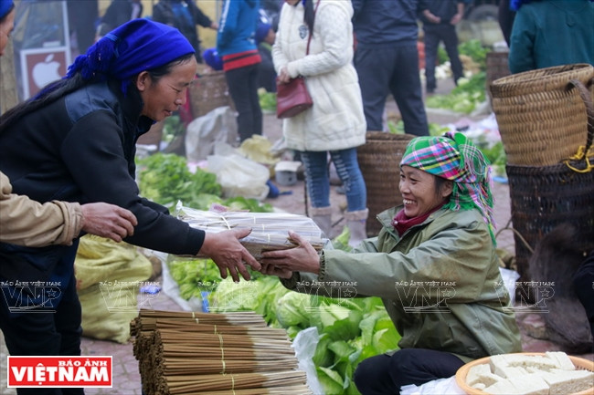 衣帝山区的人经常来到集市购买棒香。（图片来源：越南画报）