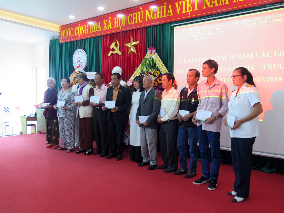 长沙部队传统联络委员会向1988年鬼鹿角礁海战干部、战士和英雄烈士家属赠送慰问品。（图片来源：越通社）