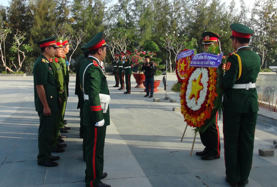 庆和省人民武装力量向在越南长沙群岛鬼鹿角礁英勇牺牲的64位海军战士敬香和献上鲜花。（图片来源：越通社）
