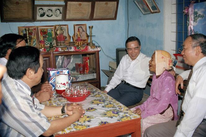 1998年3月8日越南政府总理潘文凯走访慰问广义省英雄母亲。（图片来源：越通社）