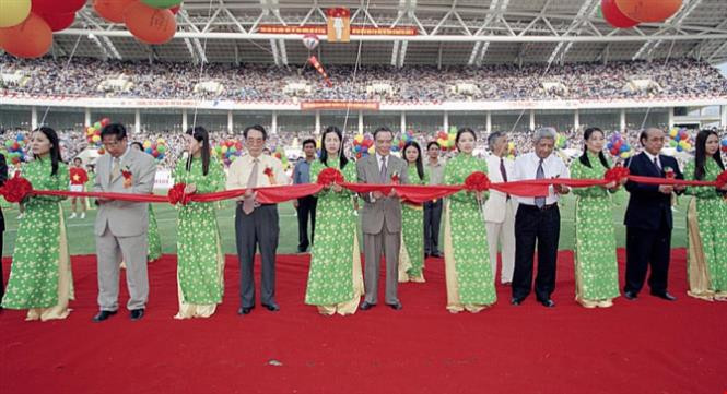 2003年9月2日越南政府总理潘文凯（中）出席美亭国家体育场落成剪彩仪式。（图片来源：越通社）