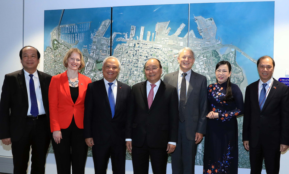 阮春福与双方代表合影。 越通社记者 统一 摄