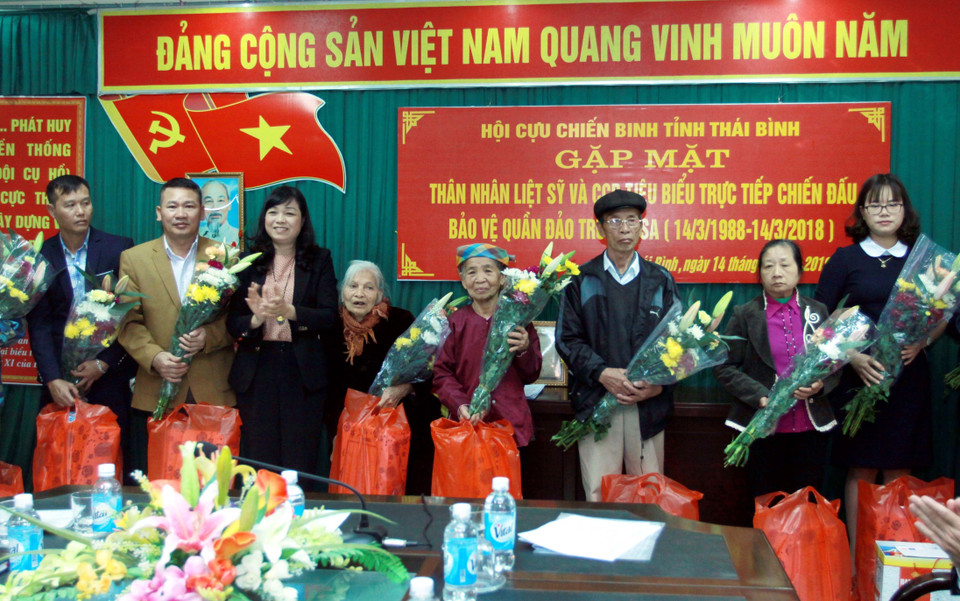 广平省领导向鬼鹿角礁海战老兵和烈士家属赠送慰问品。（图片来源：越通社）
