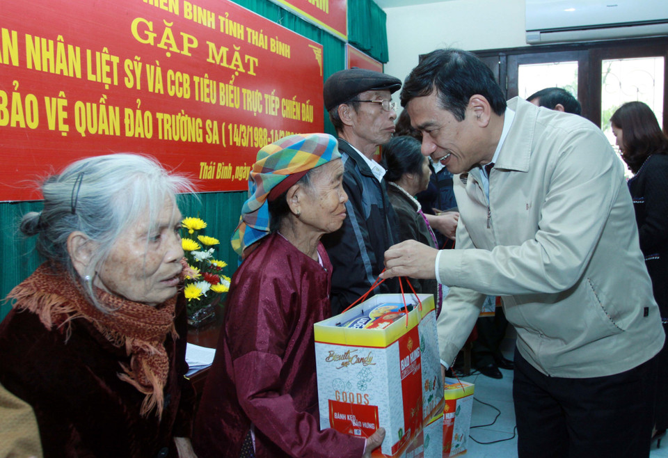 广平省领导向鬼鹿角礁海战老兵和烈士家属赠送慰问品。（图片来源：越通社）