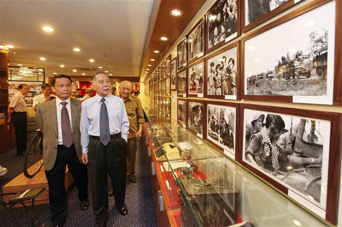 2015年9月15日原越南政府总理潘文凯参观越南通讯社传统纪念屋。（图片来源：越通社）