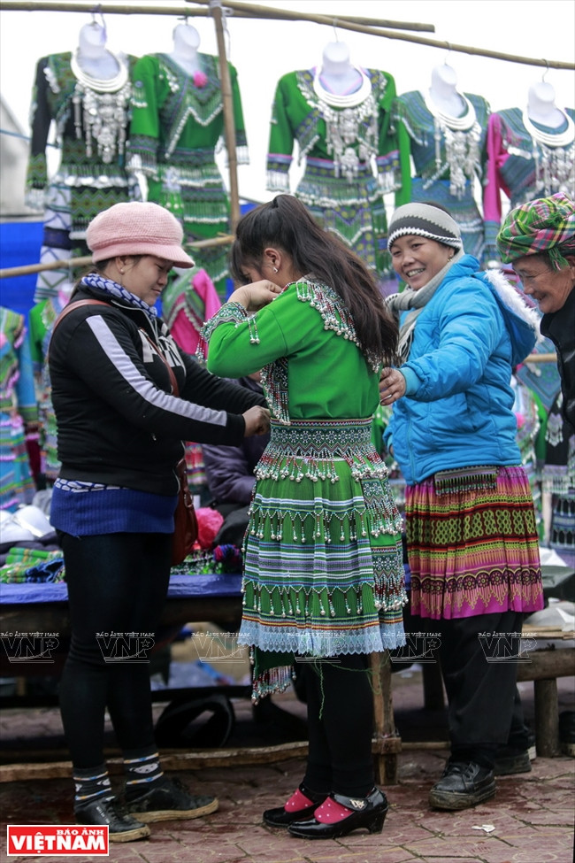 服装店经常吸引诸多人驻足观看和购买。（图片来源：越南画报）