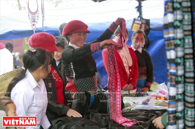 赫蒙族妇女正在买衣服。（图片来源：越南画报）