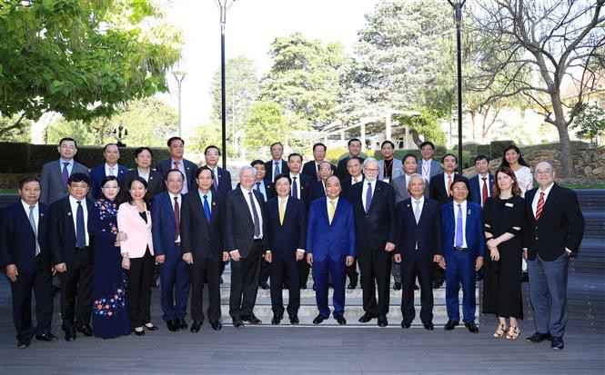 阮春福与澳大利亚国立大学（ANU）代表合影。越通社记者 统一 摄。