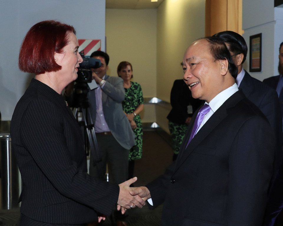 新西兰领导和越南政府总理阮春福握手。越通社记者 统一 摄