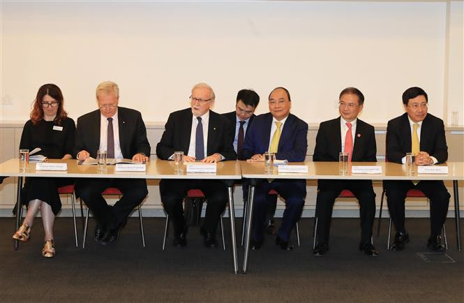 阮春福与澳大利亚国立大学（ANU）代表。越通社记者 统一 摄。