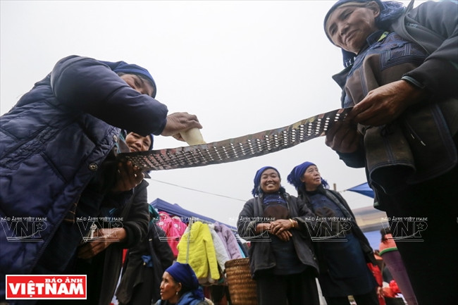 哈尼族女人正在试用新的厨房工具。（图片来源：越南画报）