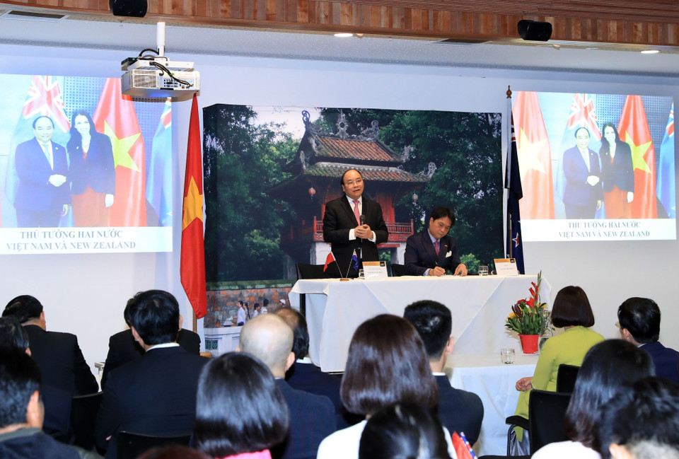 阮春福与旅新越南人社群交谈。 越通社记者 统一 摄