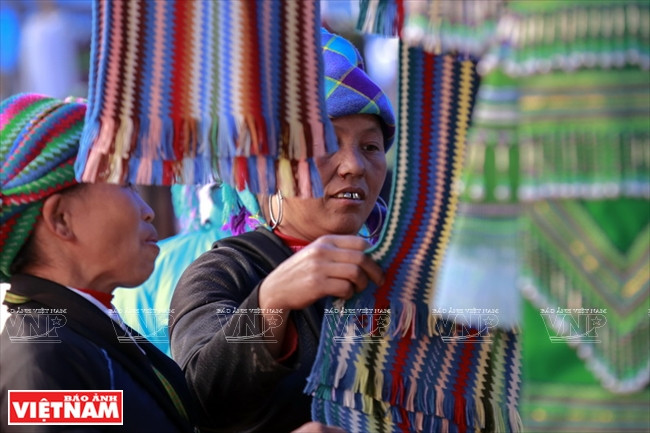 赫蒙族妇女正在买衣服。（图片来源：越南画报）