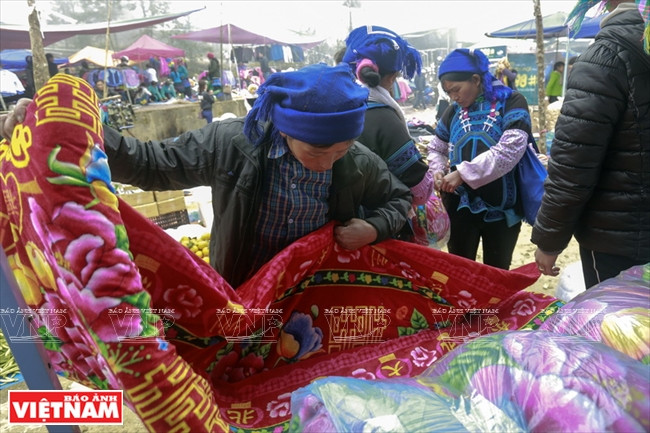 哈尼族女人正在买被子。（图片来源：越南画报）