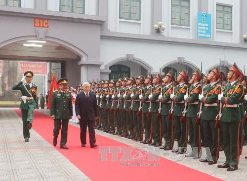 越共中央总书记、中央军委书记阮富仲走访了越南国防情报总局（图片来源：越通社） 