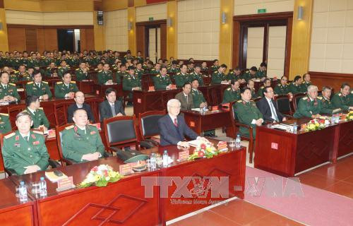 ​越共中央总书记、中央军委书记阮富仲与越南国防部​第二总局领导举行工作会议（图片来源：越通社）