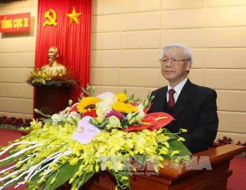 ​越共中央总书记、中央军委书记阮富仲与越南国防部​第二总局领导举行工作会议（图片来源：越通社）