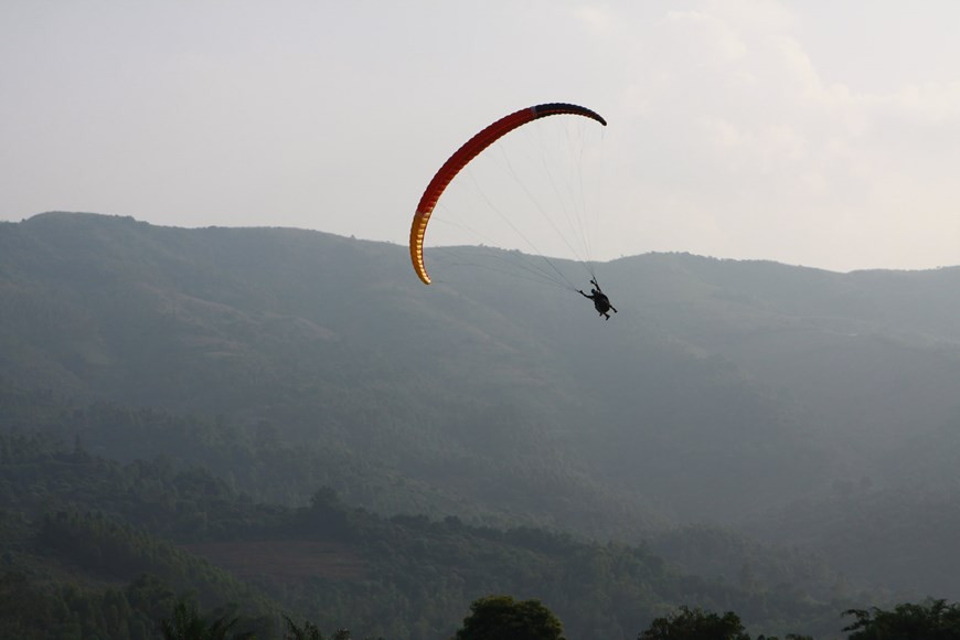在高空飞翔是一种难忘的体验。图自Vietnam+
