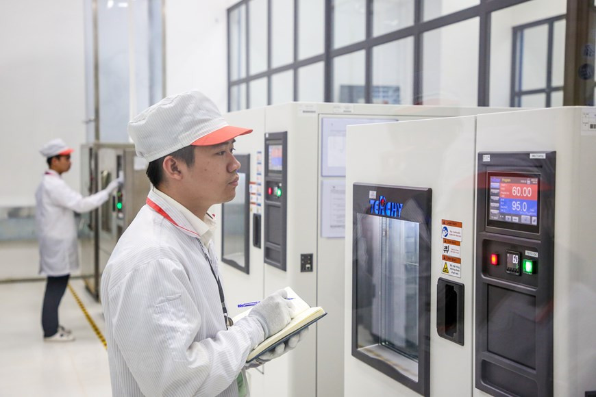 VinSmart生产厂安装美国、德国、日本、韩国等的先进生产线。图自Vietnam+