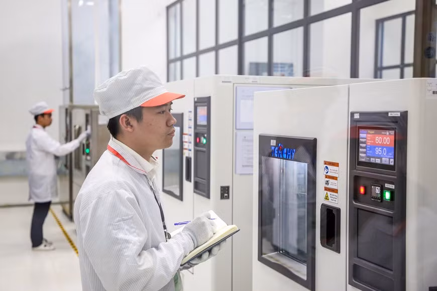 VinSmart生产厂安装美国、德国、日本、韩国等的先进生产线。图自Vietnam+