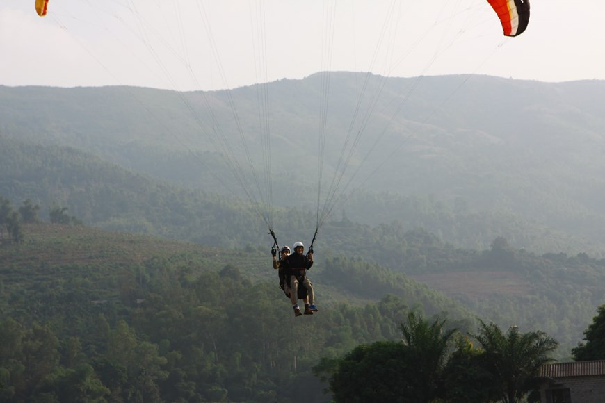 在高空飞翔是一种难忘的体验。图自Vietnam+