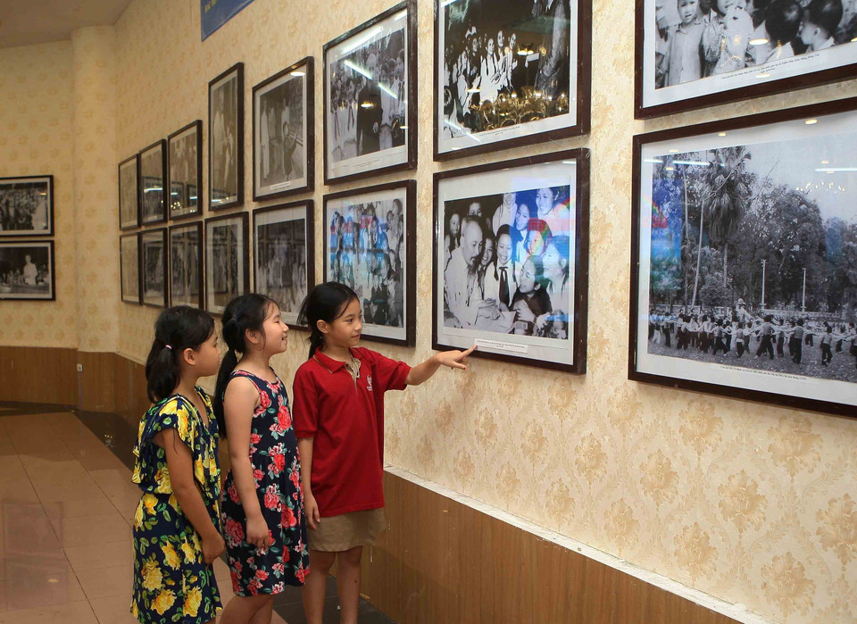 第21届越南童话节开幕式期间举行的图片展。越通社记者 青松 摄