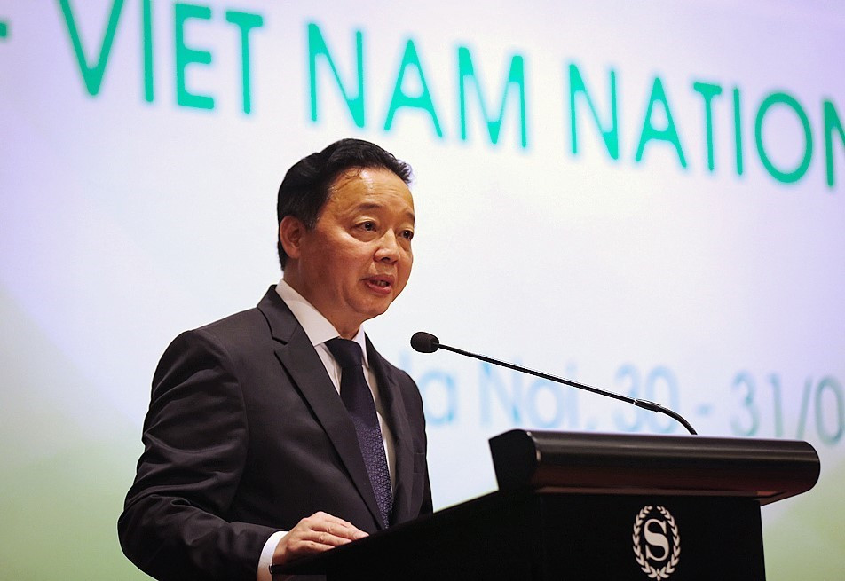 越南自然资源与环境部部长陈红河发表讲话。越通社记者 仲达 摄