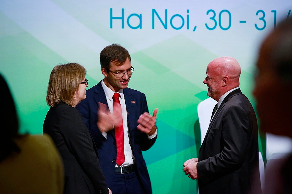 与会代表讨论。越通社记者 仲达 摄