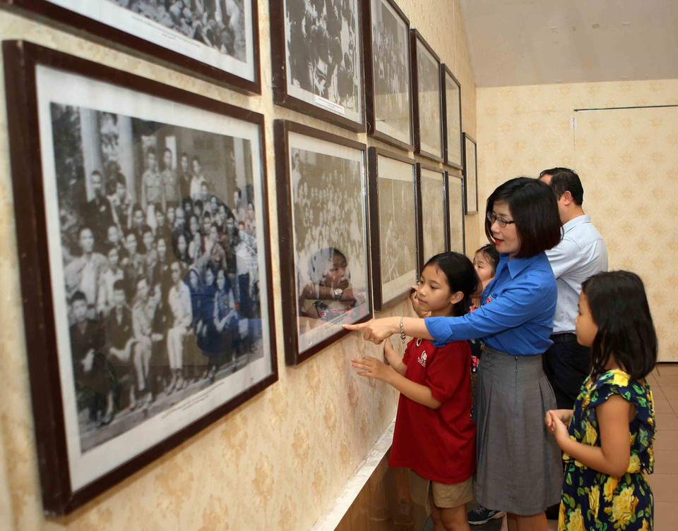 第21届越南童话节开幕式期间举行的图片展。越通社记者 青松 摄