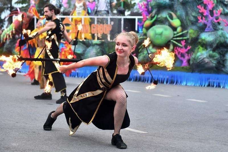 热闹非凡的2019年街头岑山狂欢节。图自越通社