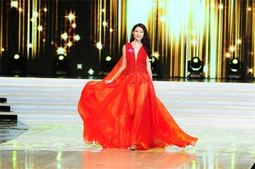 来自承天-顺化省的制阮琼珠小姐穿着晚礼服登场（图片来源：人民军队报）