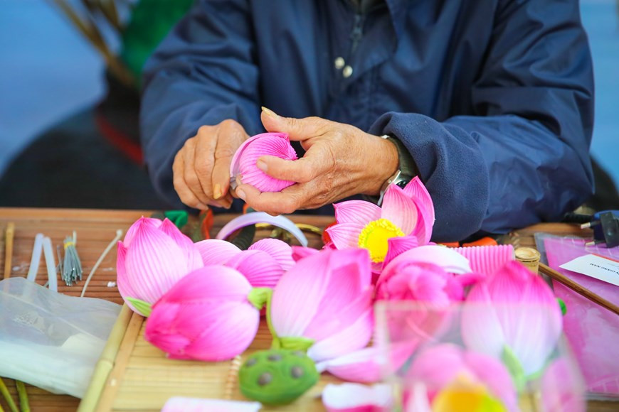 这里的纸花有多种，比如玫瑰花、荷花、菊花等。其中，纸花用来敬佛。顺滑人很重视拜祭供奉和心灵寄托，在他们看来，纸花是纯洁之花，没有其他四号掺杂。清仙纸花的售价不高，非常受人们的喜爱。为了将制作技巧达到技术熟练水平，前辈给后辈传艺的传统得到村民保留和发扬，将传统手工艺世代相传。图自Vietnam+