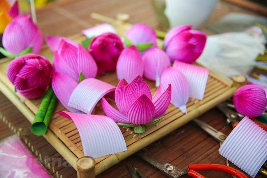 在越南中部地区的承天顺化省，有一个“纸花村”，这里的人们每年第三季度末开始晒竹子、藤条，到了次年1月就开始制作纸花，在春节前出售。这个远近闻名的纸花村就是富旺县富茂乡清先村，位于香江下游。距离顺化市区仅仅7公里。图自Vietnam+